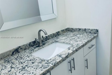 Copropriété à louer à Hollywood, Floride: 2 chambres, 105.17 m2 № 2076403 - photo 20