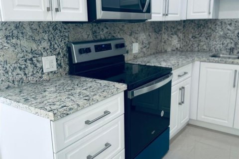 Copropriété à louer à Hollywood, Floride: 2 chambres, 105.17 m2 № 2076403 - photo 2