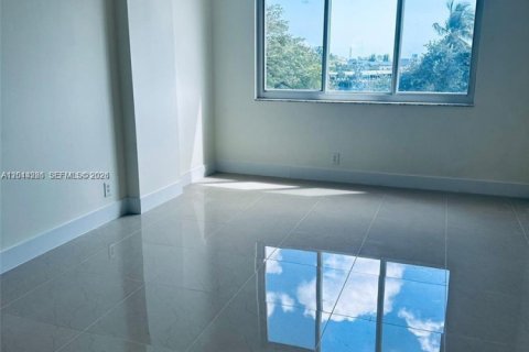 Copropriété à louer à Hollywood, Floride: 2 chambres, 105.17 m2 № 2076403 - photo 16