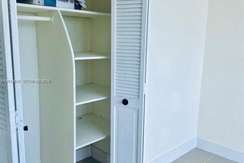 Copropriété à louer à Hollywood, Floride: 2 chambres, 105.17 m2 № 2076403 - photo 17