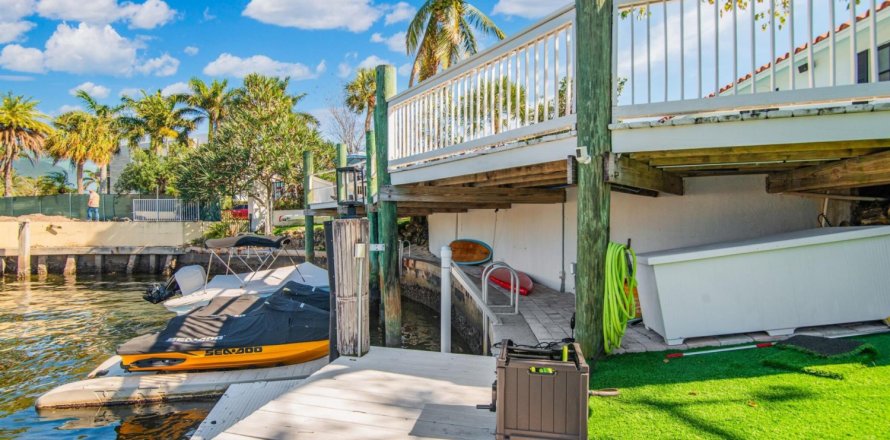 House in Boca Raton, Florida 3 bedrooms, 195.09 sq.m. № 1040555