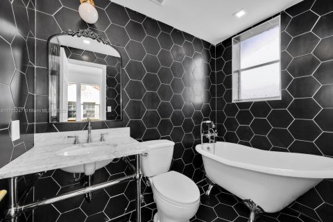 Condo in Miami Beach, Florida, 2 bedrooms  № 1860928 - photo 16