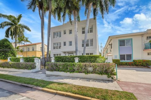 Condo in Miami Beach, Florida, 2 bedrooms  № 1860928 - photo 1