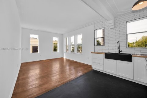 Condo in Miami Beach, Florida, 2 bedrooms  № 1860928 - photo 5