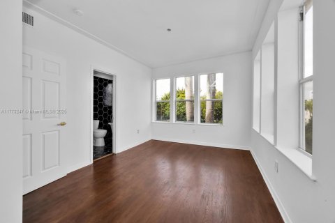 Condo in Miami Beach, Florida, 2 bedrooms  № 1860928 - photo 15