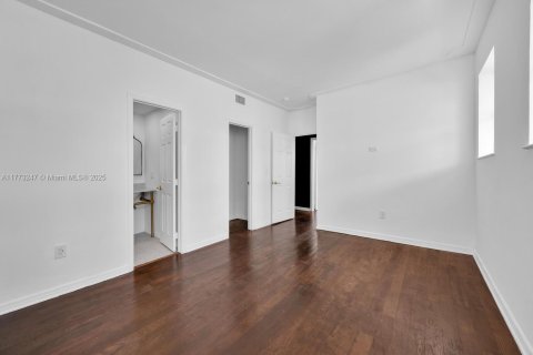 Condo in Miami Beach, Florida, 2 bedrooms  № 1860928 - photo 17
