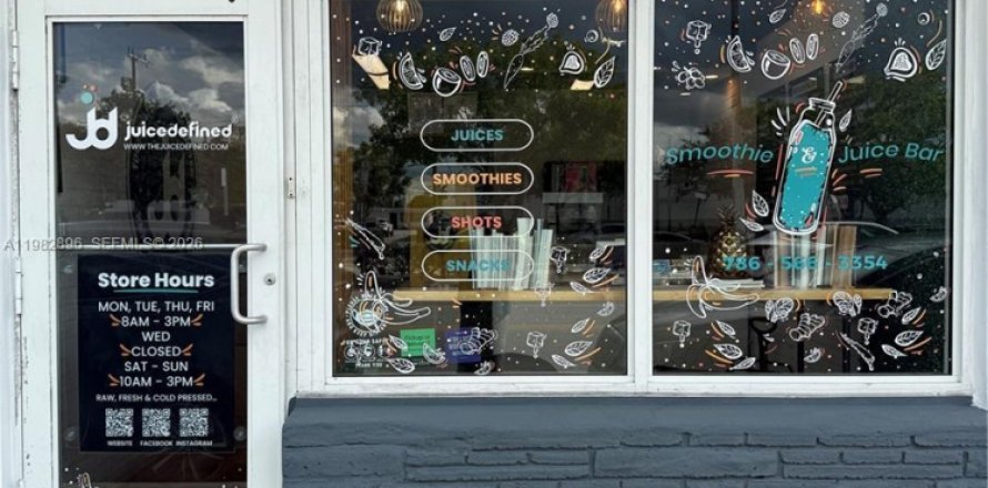 Commercial property in Opa-locka, Florida № 2049776