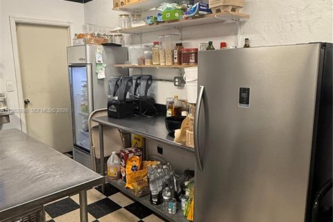 Commercial property in Opa-locka, Florida № 2049776 - photo 8