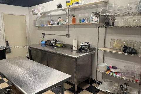 Commercial property in Opa-locka, Florida № 2049776 - photo 11