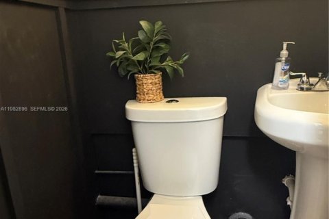 Commercial property in Opa-locka, Florida № 2049776 - photo 13