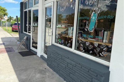 Commercial property in Opa-locka, Florida № 2049776 - photo 2