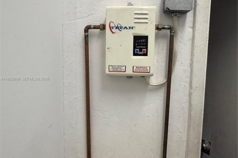 Commercial property in Opa-locka, Florida № 2049776 - photo 12