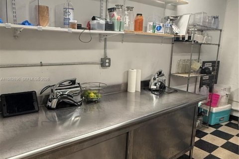 Commercial property in Opa-locka, Florida № 2049776 - photo 10