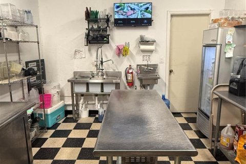 Commercial property in Opa-locka, Florida № 2049776 - photo 9