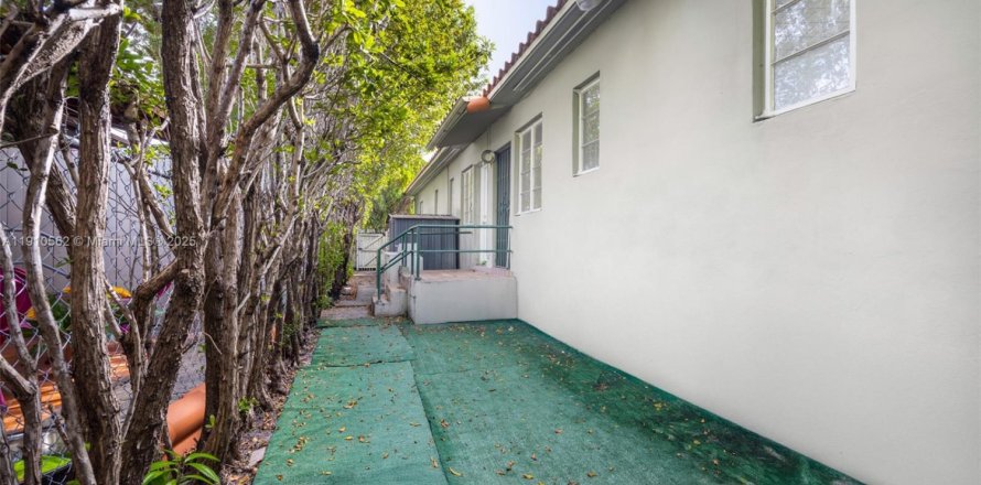 Propiedad comercial en Miami, Florida 156.08 m2 № 1967152