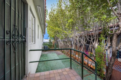 Propiedad comercial en venta en Miami, Florida, 156.08 m2 № 1967152 - foto 15