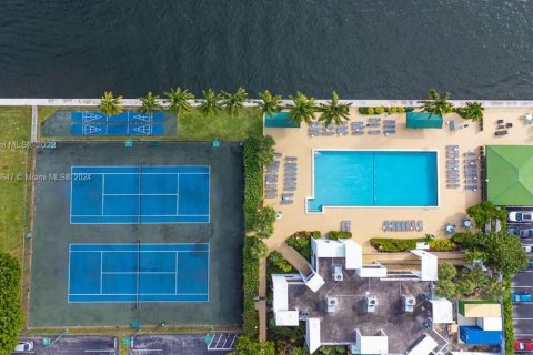 Condo in Hallandale Beach, Florida, 1 bedroom  № 1694489 - photo 3