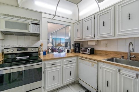 Condo in Hallandale Beach, Florida, 1 bedroom  № 1694489 - photo 10