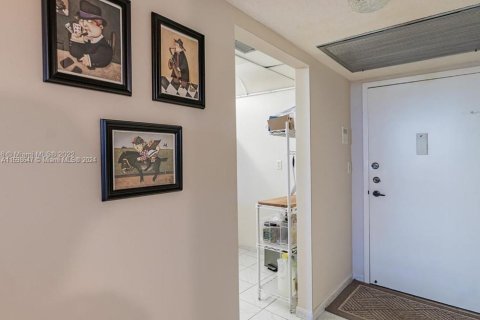 Condo in Hallandale Beach, Florida, 1 bedroom  № 1694489 - photo 6