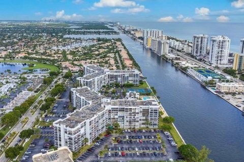 Condo in Hallandale Beach, Florida, 1 bedroom  № 1694489 - photo 2
