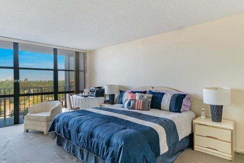 Condo in Hallandale Beach, Florida, 1 bedroom  № 1694489 - photo 11