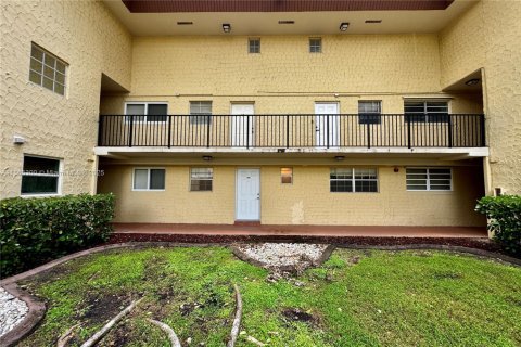 Condo in Miami, Florida, 2 bedrooms  № 1896805 - photo 14