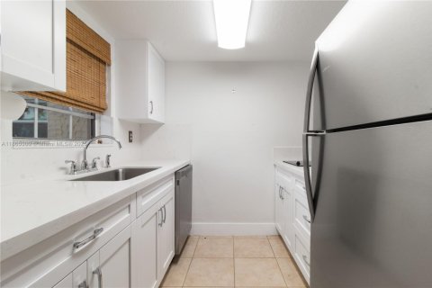 Condo in Miami, Florida, 2 bedrooms  № 1896805 - photo 9
