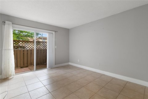 Condo in Miami, Florida, 2 bedrooms  № 1896805 - photo 4