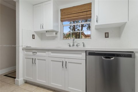 Condo in Miami, Florida, 2 bedrooms  № 1896805 - photo 3