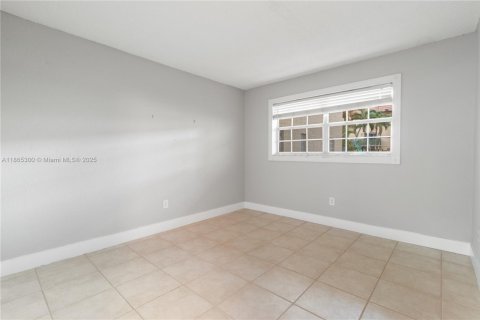 Condo in Miami, Florida, 2 bedrooms  № 1896805 - photo 13