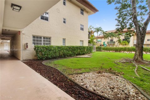 Condo in Miami, Florida, 2 bedrooms  № 1896805 - photo 1