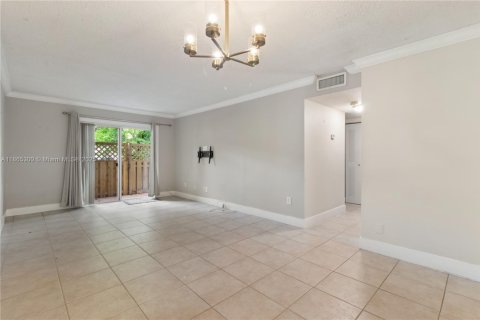 Condo in Miami, Florida, 2 bedrooms  № 1896805 - photo 7