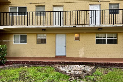 Condo in Miami, Florida, 2 bedrooms  № 1896805 - photo 8