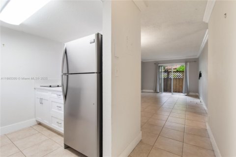 Condo in Miami, Florida, 2 bedrooms  № 1896805 - photo 2
