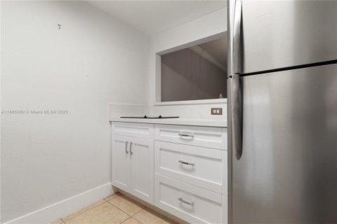 Condo in Miami, Florida, 2 bedrooms  № 1896805 - photo 10