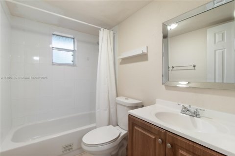 Condo in Miami, Florida, 2 bedrooms  № 1896805 - photo 12
