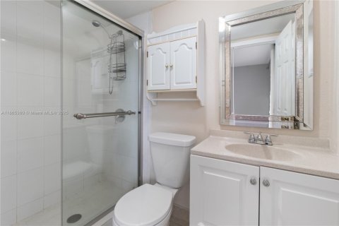 Condo in Miami, Florida, 2 bedrooms  № 1896805 - photo 11
