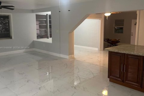 Villa ou maison à louer à North Miami Beach, Floride: 4 chambres, 189.15 m2 № 2004579 - photo 10