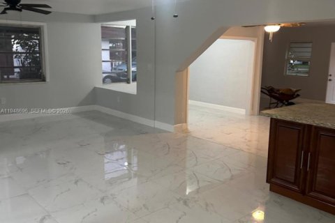 Villa ou maison à louer à North Miami Beach, Floride: 4 chambres, 189.15 m2 № 2004579 - photo 9