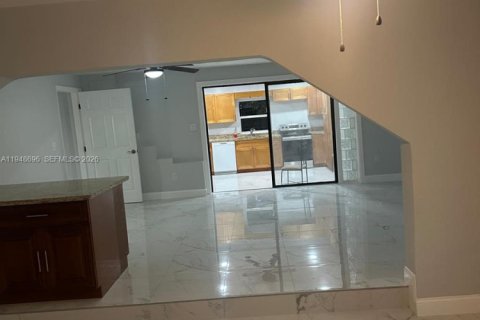 Villa ou maison à louer à North Miami Beach, Floride: 4 chambres, 189.15 m2 № 2004579 - photo 12