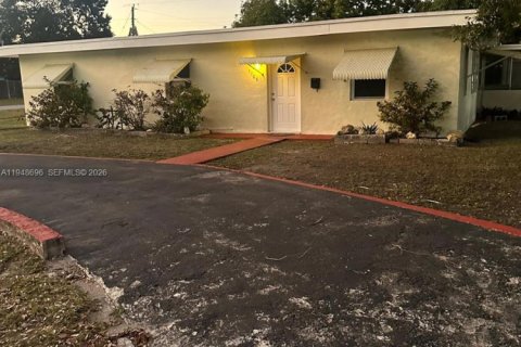 Villa ou maison à louer à North Miami Beach, Floride: 4 chambres, 189.15 m2 № 2004579 - photo 2