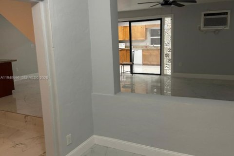 Villa ou maison à louer à North Miami Beach, Floride: 4 chambres, 189.15 m2 № 2004579 - photo 17