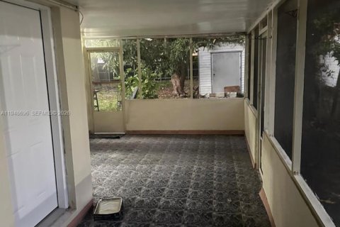 Villa ou maison à louer à North Miami Beach, Floride: 4 chambres, 189.15 m2 № 2004579 - photo 28