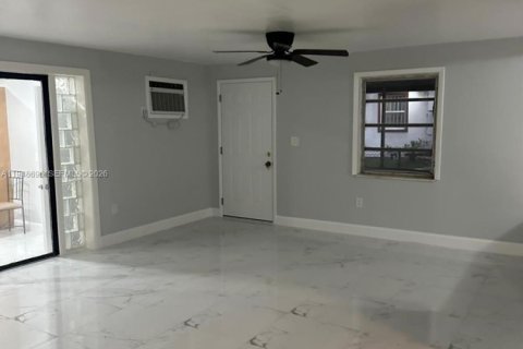 Villa ou maison à louer à North Miami Beach, Floride: 4 chambres, 189.15 m2 № 2004579 - photo 16