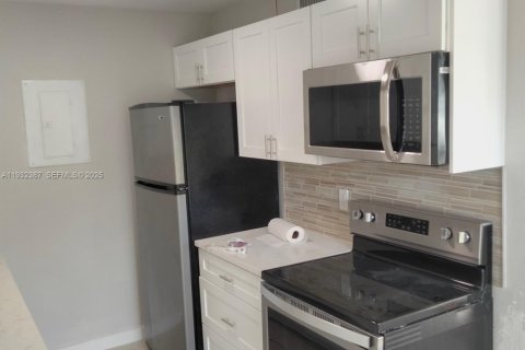 Condominio en alquiler en Deerfield Beach, Florida, 2 dormitorios, 65.87 m2 № 1990696 - foto 1