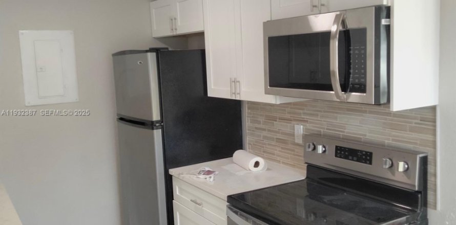 Condominio en Deerfield Beach, Florida, 2 dormitorios  № 1990696