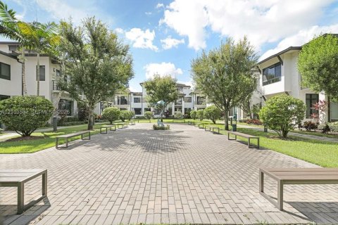 Townhouse in Doral, Florida 3 bedrooms, 226.5 sq.m. № 2409129 - photo 4