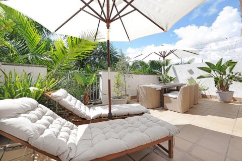 Townhouse in Doral, Florida 3 bedrooms, 226.5 sq.m. № 2409129
