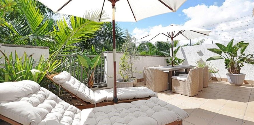 Townhouse in Doral, Florida 3 bedrooms, 226.5 sq.m. № 2409129