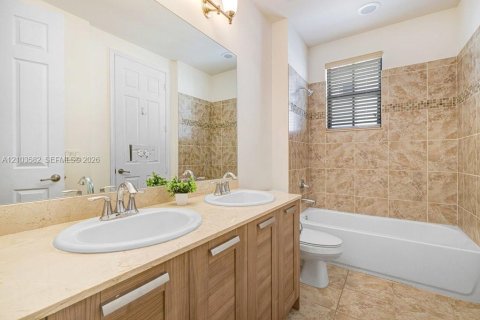 Townhouse in Doral, Florida 3 bedrooms, 226.5 sq.m. № 2409129 - photo 25